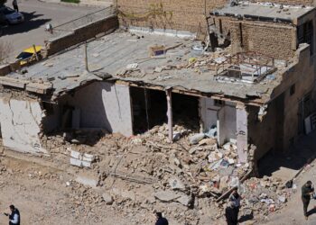 SEBUAH bangunan kediaman musnah akibat serangan Israel di Karaj. - AFP