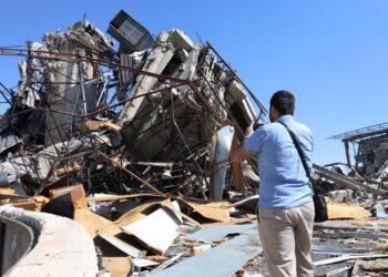 SEBUAH bangunan musnah akibat serangan AS-Israel di Teheran semalam. - AFP