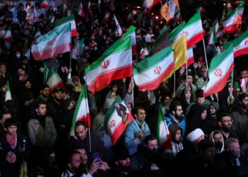 PENDUDUK Iran berkumpul selepas gencatan senjata diumumkan di Teheran semalam. - AFP