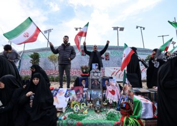 BEBERAPA penduduk Iran mengibarkan bendera Iran di Teheran, semalam. - AFP
