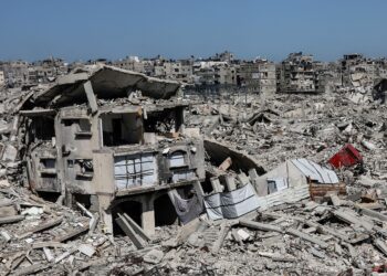 HAMPIR keseluruhan bangunan musnah akibat serangan Israel di Gaza. - AFP