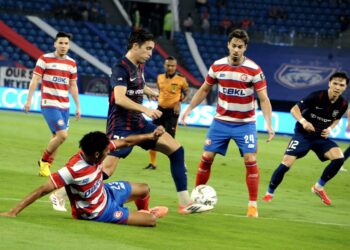 PENYERANG JDT, Ignacio Mendez diasak pertahanan KL City, Muhammad Syazwan Andik pada aksi kedua separuh akhir Piala Malaysia di Stadium Sultan Ibrahim, Iskandar Puteri disini. UTUSAN/RAJA JAAFAR ALI