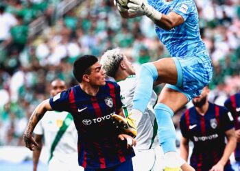 PENJAGA gol JDT, Andoni Zubiaurre melonjak tinggi menangkap bola sambil diasak penyerang Al-Ahli pada aksi suku akhir Liga Juara-Juara Asia Elite di Stadium King Abdullah Sports City, kelmarin.-IHSAN FB JST