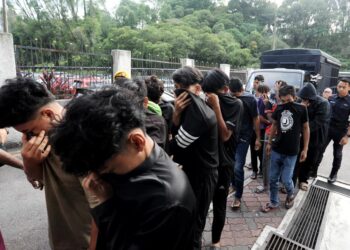 Seramai 14 pelajar yang terlibat dalam pergaduhan dan rusuhan dihadapkan ke Mahkamah Majistret Johor Bahru, hari ini. - UTUSAN/RAJA JAAFAR ALI