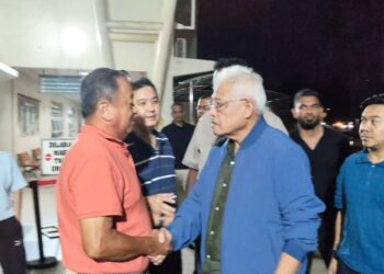 HAMZAH Zainuddin tiba di pekarangan Hospital Sultan Ismail (HSI) Johor Bahru untuk menziarahi Tan Lek Khang yang kritikal akibat kecederaan ketika menjalani latihan menembak.