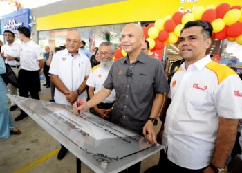 Armizan Mohd. Ali menurunkan tandatangan sempena Lawatan Kerja di Stesen Minyak Shell Austin, Taman Mount Austin,Johor Bahru. UTUSAN/RAJA JAAFAR ALI