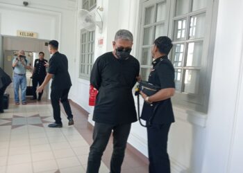 MOHD. SAFRI berdepan enam pertuduhan di Mahkamah Sesyen Johor Bahru hari ini kerana memalsukan dokumen bagi mendapatkan projek pembinaan dan penyelenggaraan lima hingga tujuh tahun lalu.