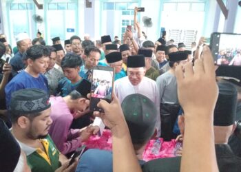 ANWAR Ibrahim bersalaman dengan jemaah masjid selepas menunaikan solat Jumaat di Masjid Bandar Permas Jaya, Johor Bahru hari ini.