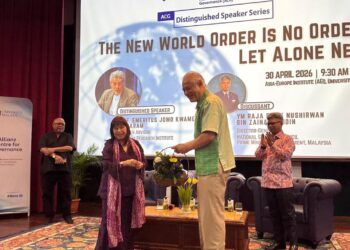 JOMO Kwame Sundaram (tengah) pada Allianz Centre for Governance (ACG) Distinguished Speaker Series bertajuk The New World Order Is No Order, Let Alone New di Universiti Malaya di sini, semalam.