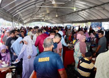 SAMBUTAN Jubli Perak 25 tahun pemerintahan Raja Perlis, Tuanku Syed Sirajuddin Jamalullail yang berlangsung selama setahun dengan pelbagai program diakhiri dengan kenduri rakyat dihadiri lebih 50,000 pengunjung di Dataran Lot 9 Kuala Perlis, semalam.