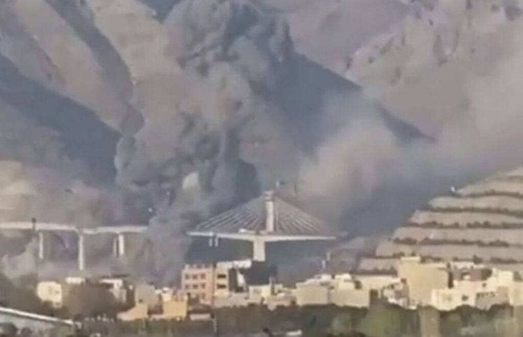 Trump umum jambatan tertinggi Iran dibom, 8 terkorban