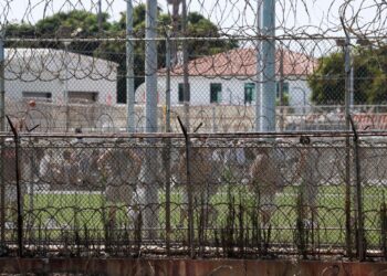 SEORANG nenek dijel kerana AI tersilap kecam wajahnya sebagai penjenayah. - AFP