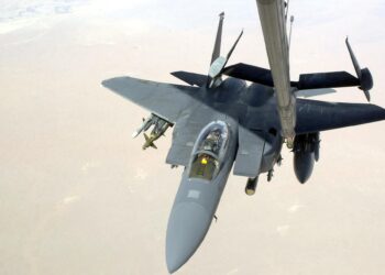 GAMBAR fail jet F-15 milik tentera AS sedang mengisi minyak. - AFP