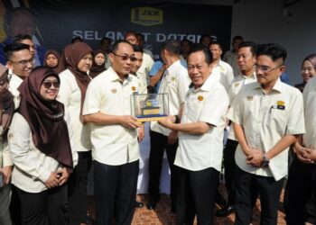 AHMAD Maslan menerima cenderamata daripada Ir Ts Muhamad Azrulanuar Zakaria ketika menghadiri taklimat sempena lawatan kerja beliau di Jabatan Kerja Raya Kulai hari ini. - UTUSAN/RAJA JAAFAR ALI