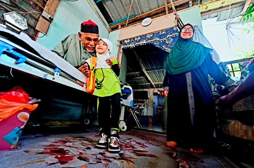 Setia temani datuk hidap kanser, nenek lanjut usia