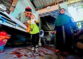 NURLIYANA Nadeera Mohamad Khairi (tengah) kelihatan ceria menemani Draman Mamat (kiri) dan Noriah Majid  di Balok Pantai, Kuantan, Pahang. – UTUSAN/SHEIKH AHMAD RAZIF
