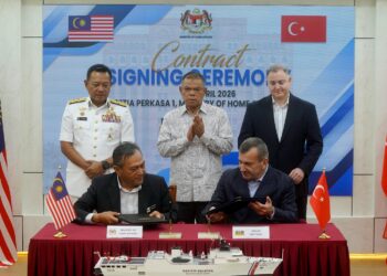 SAIFUDDIN Nasution Ismail (tengah) menyaksikan Majlis Menandatangani Kontrak Perolehan kontrak perolehan Kapal MPMS kedua bagi kegunaan Maritim Malaysia.