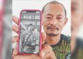 ROSAFINDI Tambi Chik menunjukkan gambar anaknya, Allahyarham Muhammad Amirul Raziq yang menjadi mangsa kekerasan di sebuah kem tentera di Bentong, Pahang.