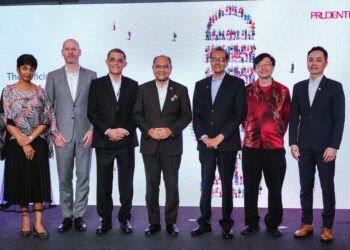 Ketua Setiuasaha Kementerian Kesihatan, Datuk Seri Hasnol Zam Zam Ahmad (tengah) ketika merasmikan Majlis Pelancaran Patient Voices Malaysia Report di Menara Prudential, Kuala Lumpur baru-baru ini. - UTUSAN/M. FIRDAUS M. JOHARI