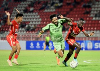 Chrigor Moraes (tengah) meledak hatrik ketika Selangor berdepan Kelantan TRW di Stadium Sultan Muhammad IV, kelmarin. FOTO/KAMARUL BISMI KAMARUZAMAN