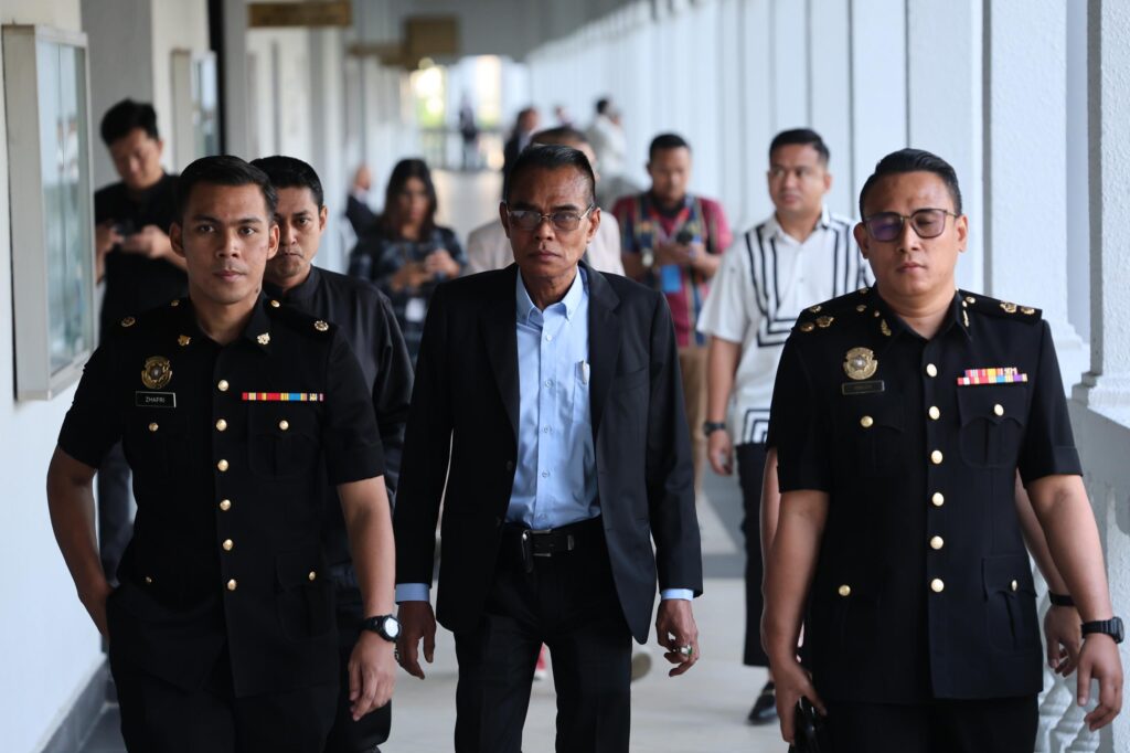 Ketua Pengarah JAS didakwa terima rasuah RM100,000