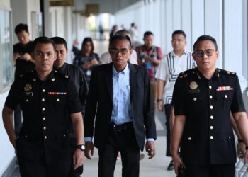 WAN Abdul Latiff Wan Jaffar hadir ke Mahkamah Sesyen Kuala Lumpur hari ini bagi berdepan pertuduhan menerima rasuah sebanyak RM100,000 dari sebuah syarikat pada tahun lalu.