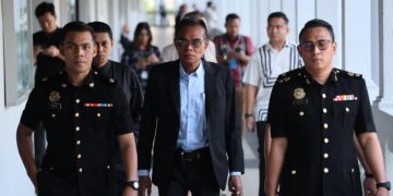 WAN Abdul Latiff Wan Jaffar hadir ke Mahkamah Sesyen Kuala Lumpur hari ini bagi berdepan pertuduhan menerima rasuah sebanyak RM100,000 dari sebuah syarikat pada tahun lalu.-UTUSAN/AMIR KHALID