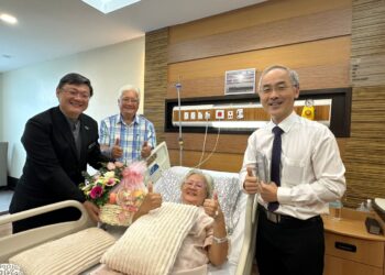 Dr. Ko Chung Sen (kanan) bersama Dr. Luis Chen Shian Liang (kiri) melihat perkembangan Leong Sow Lin  selepas menjalani pembedahan penukaran injap jantung di Ipoh Specialist Hospital (KPJ Ipoh) semalam. - UTUSAN/LIYANA RAMLI