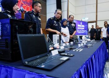 MOHD. Khalid Ismail (tengah) pada sidang akhbar di Bukit Aman, Kuala Lumpur hari ini.-UTUSAN/SHIDDIEQIIN ZON