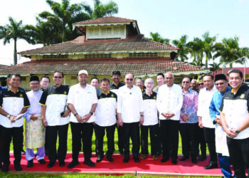 ANWAR Ibrahim (tujuh dari kanan) melawat Bangunan Hospital pertama di SMK Clifford ketika melawat SMK Clifford, Kuala Kangsar, semalam. - FOTO/ZULFACHRI ZULKIFLI.