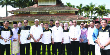 ANWAR Ibrahim (tujuh dari kanan) melawat Bangunan Hospital pertama di SMK Clifford ketika melawat SMK Clifford, Kuala Kangsar, semalam. - FOTO/ZULFACHRI ZULKIFLI.