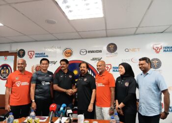 CR Kumar (tiga dari kiri) ketika sidang akhbar Konfederasi Hoki Malaysia (KHM) di sini, semalam.