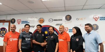 CR Kumar (tiga dari kiri) ketika sidang akhbar Konfederasi Hoki Malaysia (KHM) di sini, semalam.