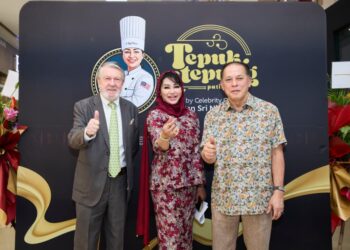 PUAN Sri Nisa Bakri (tengah) semasa Pembukaan Rasmi Tepuk Tepung Pâtisserie di Hartamas Shopping Centre.
