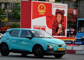 SEBUAH EV VinFast di Hanoi. - AFP
