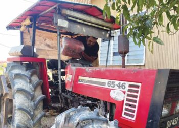 AMLIKHAN mengisi minyak diesel ke dalam tangki jenteranya di Kampung Batu 11, Ketereh,Kelantan. - UTUSAN/ROSMIZAN RESDI