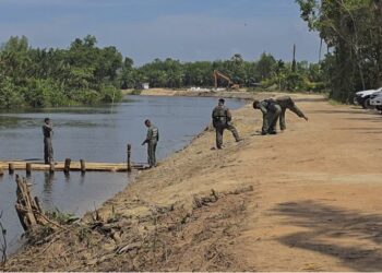 PASUKAN khas siasatan kes cubaan bunuh Ahli Parlimen Kawasan 5 Narathiwat, Kamonsak Leewamoh menemukan beberapa bahagian pikap yang dibuang ke dalam Sungai Bang Nara, Tak Bai, Narathiwat, Thailand.