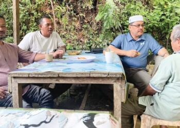 ZURAIDIN Abdullah (dua dari kanan) berada di kedai kopi untuk mendengar masalah yang diutarakan oleh penduduk DUN Chetok, Rantau Panjang, Kelantan.