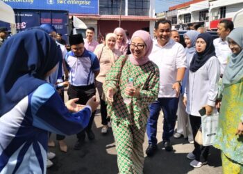 NURUL Hidayah Ahmad Zahid (kanan) beramah mesra dengan tetamu pelajar yang hadir ke Program KeDESA Pakat Sambung Ngaji dan Majlis Kecemerlangan SPM 2025 di Tanah Merah, Kelantan hari ini. - UTUSAN/ROHANA ISMAIL