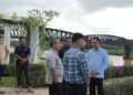 BAHARI Mohamad Nor (kanan) semasa meninjau pembangunan lokasi berhampiran Jambatan Guillemard diperjuangkan oleh Bahari Mohamad Nor sebagai produk pelancongan baharu di Gual Ipoh, Tanah Merah, Kelantan.