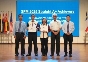 Pengurusan Kolej Yayasan Saad Melaka  diketuai  Pengerusi Ahli Lembaga Pengelola, Prof, Dr. Mohd. Azizan Mohd Noor (dua kanan) dan Pengetua,  Tan Cheh Li  (kanan) ; dan Pengurus Kurikulum, Shaharudin Harun  bersama (kiri) dan dua orang pelajar yang memperoleh semua  A+ iaitu (dari kiri)  Azry Izzarif Noorimatul Fitri , dan Sophea Zahra  Md. Hamsan.