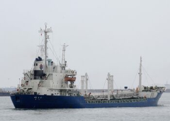 GAMBAR fail kapal tangki minyak Korea Selatan berlepas dari sebuah pelabuhan di Ulsan. - AFP