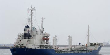 GAMBAR fail kapal tangki minyak Korea Selatan berlepas dari sebuah pelabuhan di Ulsan. - AFP