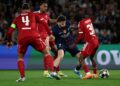 PEMAIN sayap Paris Saint-Germain Khvicha Kvaratskhelia (dua dari kanan) diasak pertahanan Liverpool, Jeremie Frimpong dalam aksi suku akhir pertama Liga Juara-Juara Eropahdi Stadium Parc des Princes, Paris.-AFP