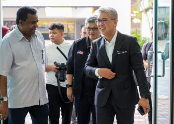 Presiden Persatuan Badminton (BAM), Tengku Datuk Seri Zafrul Abdul Aziz (kanan) hadir bagi meninjau latihan para pemain menjelang Kejohanan Badminton Asia (BAC) 2026 di Ningbo, China di Akademi Badminton Malaysia (ABM). GAMBAR: FARIZ RUSADIO