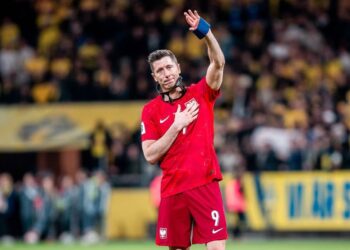 Robert Lewandowski memberi bayangan masa depannya di pentas antarabangsa bakal berakhir selepas gagal membawa Poland ke ke Piala Dunia 2026.-AFP