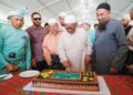 ABDUL Hadi Awang (tengah) memotong kek semasa menghadiri
Majlis Jamuan Raya Pas Terengganu di Dataran Shahbandar, semalam.
– UTUSAN/PUQTRA HAIRRY