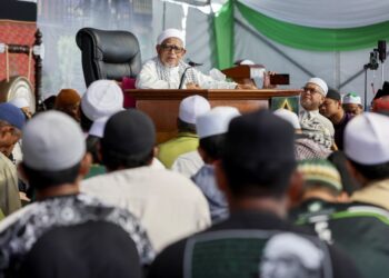 ABDUL Hadi Awang (tengah) menyampaikan Kuliah Duha Khas pada Ijtimak Antarabangsa Perpaduan Ummah Kali Ke-5 dan Himpunan Alam Melayu 2026 di pekarangan Kompleks Sukan Negeri, Kuala Nerus, Terengganu, semalam. – UTUSAN/PUQTRA HAIRRY