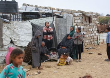 BEBERAPA wanita bersama anak-anak mereka di sebuah kem sementara di Nahr al-Bared di Khan Younis, Semenanjung Gaza sedang berbual pada Rabu lalu. Majoriti daripada 2.4 juta penduduk Gaza telah dipindahkan di kem-kem sementara. - AFP