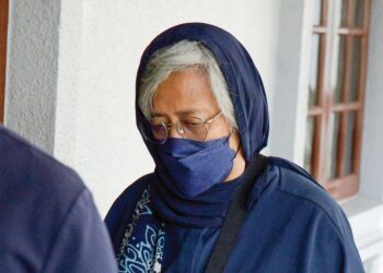 ASNIDA Daim ketika tiba bagi pertuduhan tidak mengisytiharkan pegangan sahamnya dalam lima buah syarikat di Kompleks Mahkamah Kuala Lumpur, semalam.